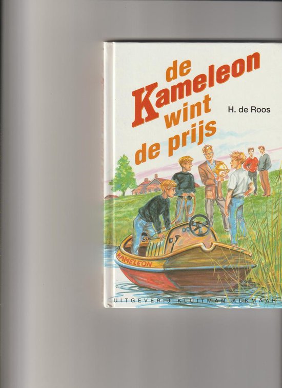 Boekomslag 'De Kameleon wint de prijs' met jongens in een boot.
