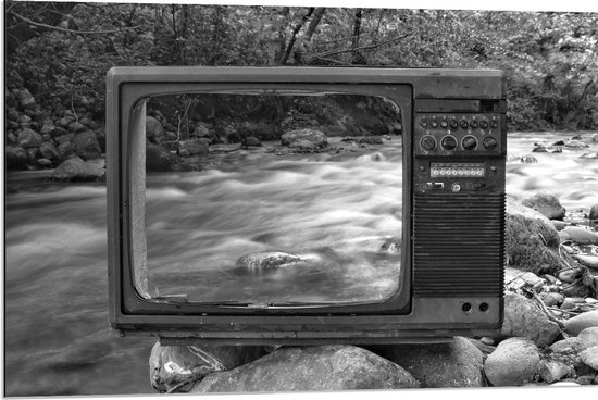 Dibond - Televisie op Stenen bij Rivier - 90x60cm Foto op Aluminium (Met Ophangsysteem)