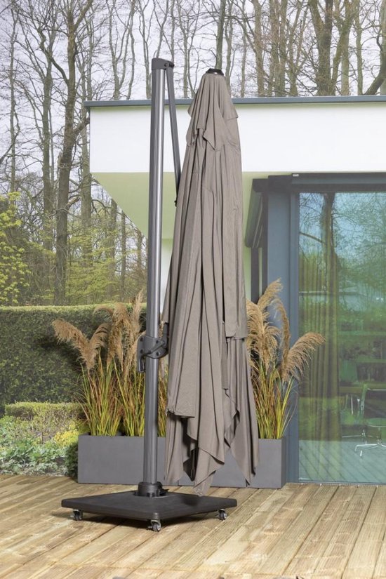 Grijze, opgevouwen parasol met een grijze hoes op de standaard.