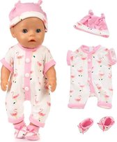 Poppenkleertjes - Geschikt voor Baby Born pop - Roze pyjama - Flamingo - Met muts en slofjes - Slaapkleding - Outfit voor babypop