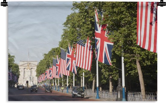 Wandkleed Buckingham Palace - Buckingham palace met daarvoor een aantal vlaggen Wandkleed katoen 150x100 cm - Wandtapijt met foto