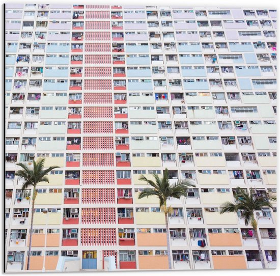 Dibond - Kleurrijk Appartementencomplex met Palmbomen - 50x50cm Foto op Aluminium (Wanddecoratie van metaal)
