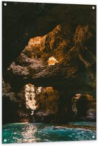 Tuinposter – Grot met Water en Licht - 80x120cm Foto op Tuinposter  (wanddecoratie voor buiten en binnen)