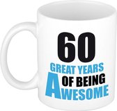 60 great years of being awesome cadeau mok / beker wit en blauw