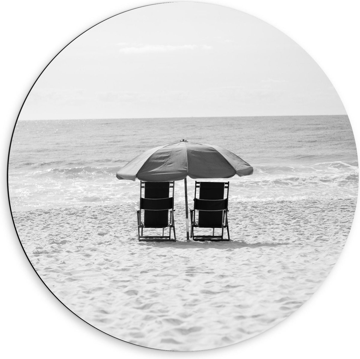 Dibond Wandcirkel - Stoeltjes op het Strand met Parasol (zwart/wit) - 60x60cm Foto op Aluminium Wandcirkel (met ophangsysteem)