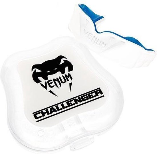 Witte gebitsbeschermer met blauwe voering en bijpassende Venum Challenger opbergdoos.