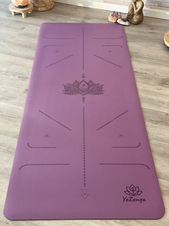 Paarse yogamat met lotusbloem-print en diverse richtlijnen.