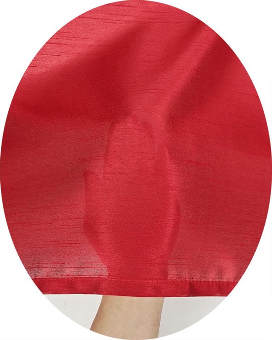 Transparant rood vitrage stof met fijne horizontale lijnen, hand houdt de stof vast.
