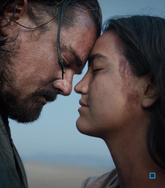 Close-up van een man en een vrouw met gesloten ogen, hun voorhoofden tegen elkaar.