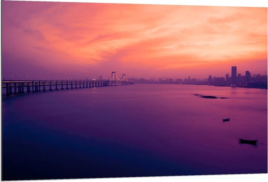 Dibond - Brug bij Zonsondergang in de Stad - 120x80cm Foto op Aluminium (Wanddecoratie van metaal)