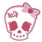 Wit Met Roze Skull Doodskop Patch Met Pin Up Tekst 9 x 9,5 cm