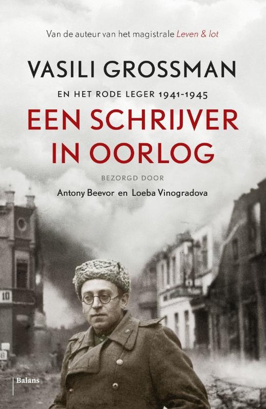Boekomslag met een zwart-witfoto van een man in militair uniform, met de titel 'Een schrijver in oorlog'.