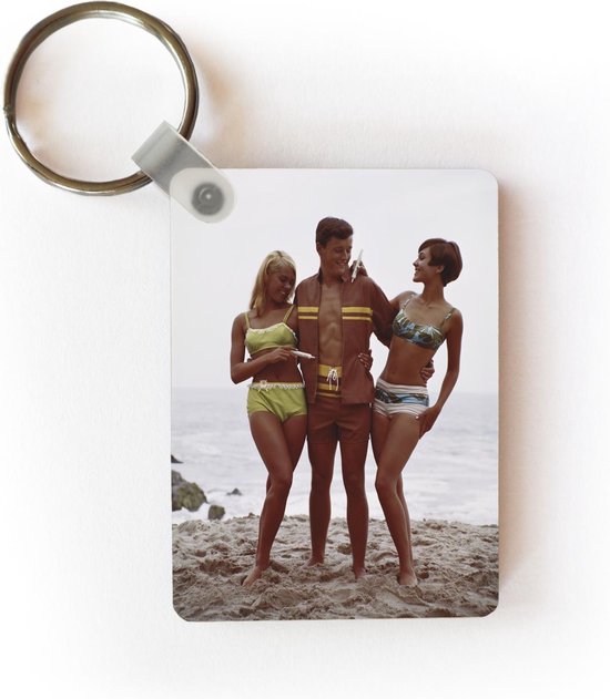 Sleutelhanger Jaren 60 - Man met twee vrouwen op het strand sleutelhanger  plastic -... | bol.com