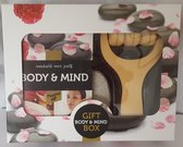 LIBOZA - Giftbox 'Body & Mind' - boekje - houten massageroller - puimsteen aan koord - Liefde - Cadeau - ingepakt met rood lint en hartvormige bedel - verjaardag - Moederdag