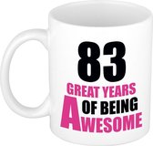 83 great years of being awesome cadeau mok / beker wit en roze