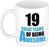 19 great years of being awesome cadeau mok / beker wit en blauw