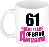 61 grandes années d'être génial mug blanc et rose - tasse / tasse cadeau - 29e anniversaire / 61 ans