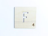 HOUTEN WANDDECORATIE / WOODEN WALL DECORATION - MUURDECORATIE / WALL ART - Letter tegel F / Tile F - 11 x 11cm - LICHT HOUT / NATURAL WOOD - WOORDFEUD / WORDFEUD - LETTERSPEL - SPE