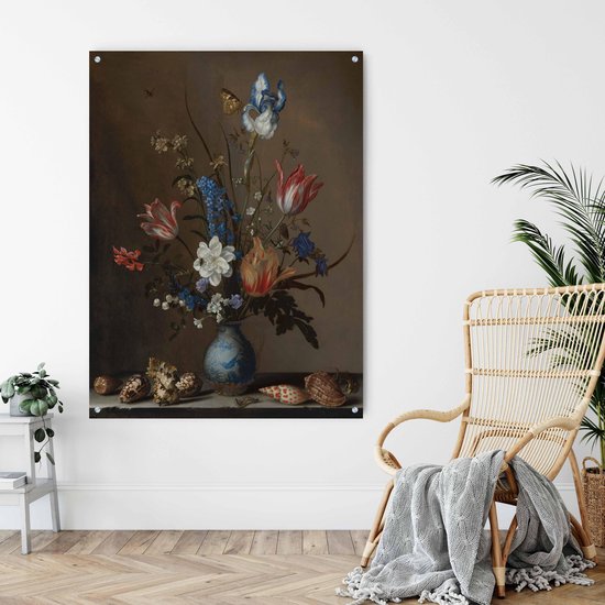 Tuinposter met bloemen - 140x110cm voor buiten met ringen op iedere hoek - Tuinschilderij – Schuttingposter – Tuindecoratie wanddecoratie - Stilleven: Balthasar van der Ast met Bloemen in een Wan-Li vaas en schelpen