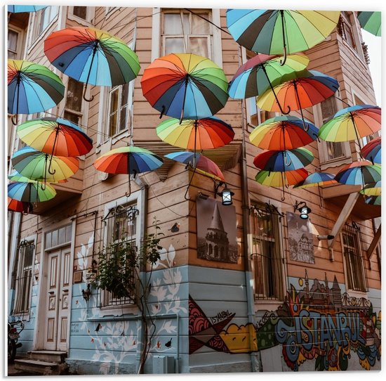 Forex - Gekleurde Parapluutjes in Stad - 50x50cm Foto op Forex