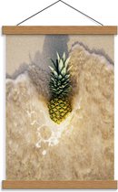 Schoolplaat – Ananas in Zand met Zeewater - 30x40cm Foto op Textielposter (Wanddecoratie op Schoolplaat)