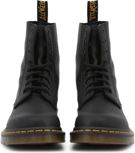 Bottes Dr. Martens noires à lacets avec surpiqûres jaunes, vue de face.