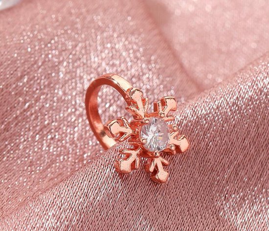 Rose goudkleurige ring met een sneeuwvlok design bezet met een steentje.