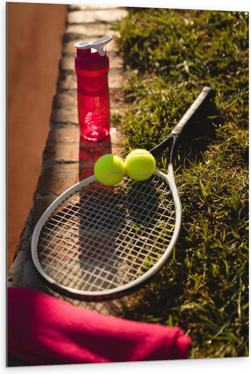 Dibond - Tennisracket met Ballen en Waterfles - 80x120cm Foto op Aluminium (Wanddecoratie van metaal)