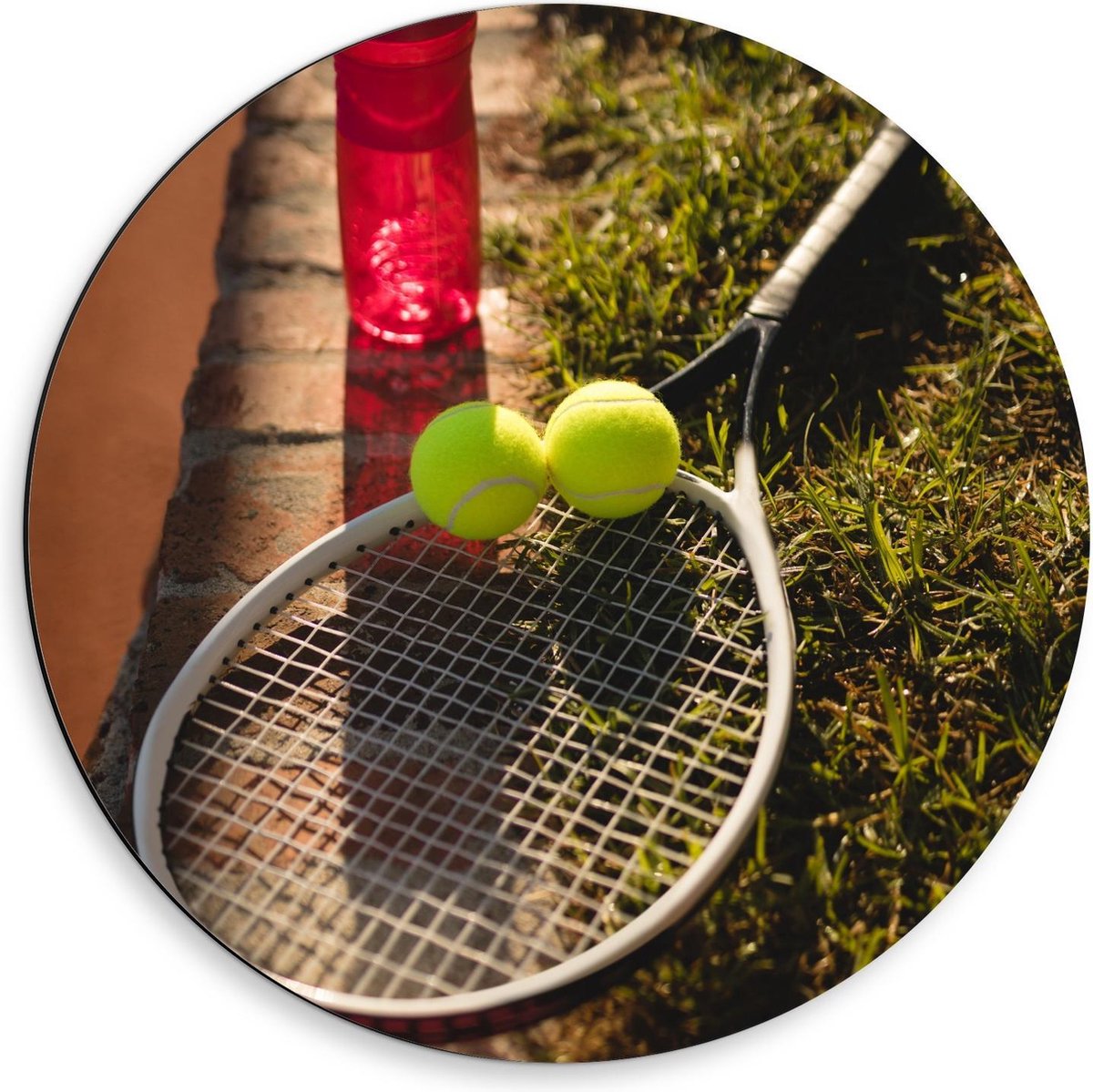 Dibond Wandcirkel - Tennisracket met Ballen en Waterfles - 50x50cm Foto op Aluminium Wandcirkel (met ophangsysteem)