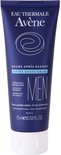 Donkerblauwe tube met witte dop, met witte tekst en een cirkelvormig logo voor Avène Men Aftershave Balsem.