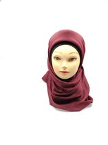 Een mooie hijab, hoofddoek rood bourdeau viscose voor vrouwen.