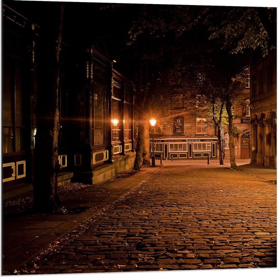 Dibond - Winkelstraat 'S nachts - 80x80cm Foto op Aluminium (Met Ophangsysteem)