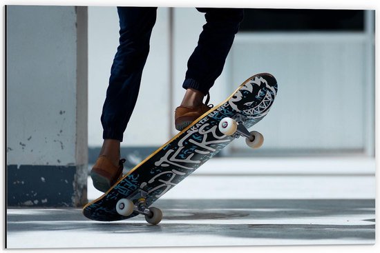Dibond - Skateboarden met Gele Schoenen - 60x40cm Foto op Aluminium (Wanddecoratie van metaal)