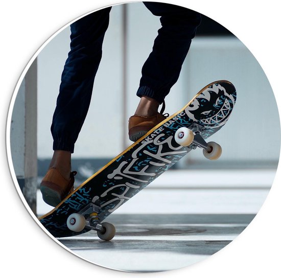 Forex Wandcirkel - Skateboarden met Gele Schoenen - 20x20cm Foto op Wandcirkel (met ophangsysteem)