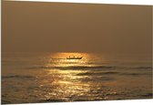 Forex - Bootje op de Zee - 150x100cm Foto op Forex