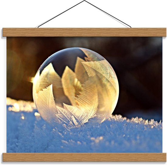 Schoolplaat – Glazen Bal met Sneeuwvlokken - 40x30cm Foto op Textielposter (Wanddecoratie op Schoolplaat)