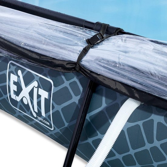 Detail van het EXIT logo op de zijkant van een zwembad met een gesloten afdak.