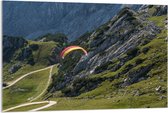 Acrylglas - Parachute Tussen de Bergen - 120x80cm Foto op Acrylglas (Wanddecoratie op Acrylglas)