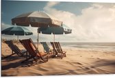 Dibond - Strandstoelen en Parasols op het Strand op Bewolkte Dag - 105x70 cm Foto op Aluminium (Met Ophangsysteem)