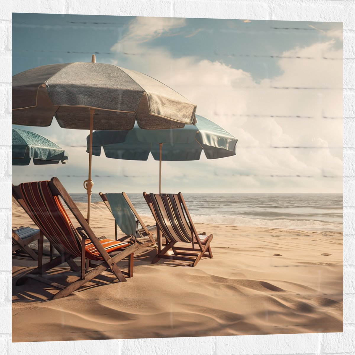 Muursticker - Strandstoelen en Parasols op het Strand op Bewolkte Dag - 80x80 cm Foto op M