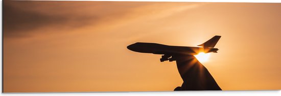 Dibond - Speelgoed Vliegtuig in Mensenhand bij Zonsondergang - 90x30 cm Foto op Aluminium (Met Ophangsysteem)