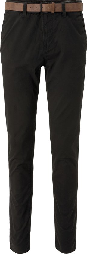 Zwarte chino met een bruine riem, tentoongesteld tegen een witte achtergrond.