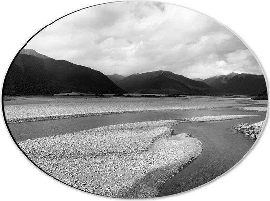 Dibond Ovaal - Stenen - Water - Bergen - Wolken - Zwart - Wit - 40x30 cm Foto op Ovaal (Met Ophangsysteem)