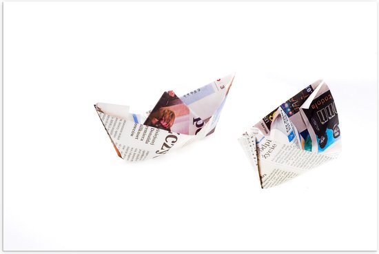 Poster Glanzend – Van Kranten Gevouwen Papieren Bootjes tegen Witte Achtergrond - 90x60 cm Foto op Posterpapier met Glanzende Afwerking