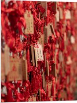 PVC Schuimplaat - Rode Sleutelhangers met Chinese Tekens aan een Muur - 60x80 cm Foto op PVC Schuimplaat (Met Ophangsysteem)