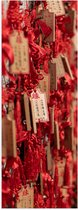 Poster Glanzend – Rode Sleutelhangers met Chinese Tekens aan een Muur - 40x120 cm Foto op Posterpapier met Glanzende Afwerking