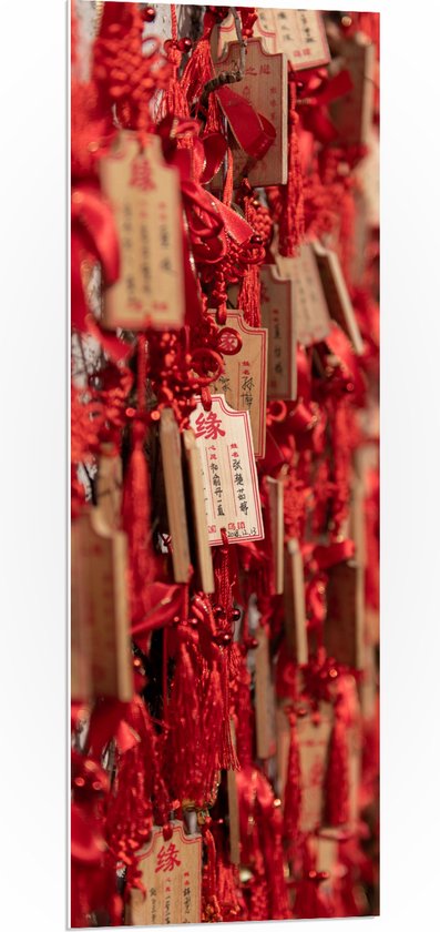 PVC Schuimplaat- Rode Sleutelhangers met Chinese Tekens aan een Muur - 40x120 cm Foto op PVC Schuimplaat