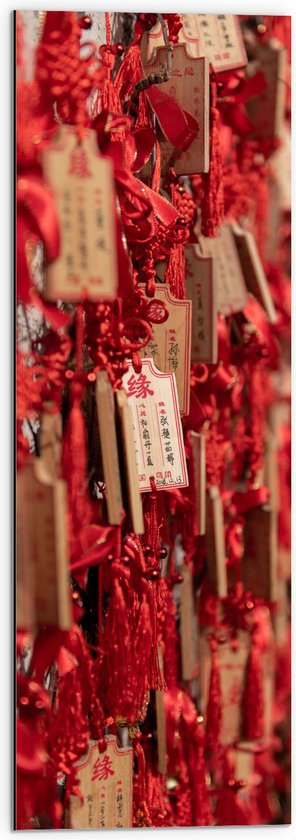 Dibond - Rode Sleutelhangers met Chinese Tekens aan een Muur - 30x90 cm Foto op Aluminium (Wanddecoratie van metaal)