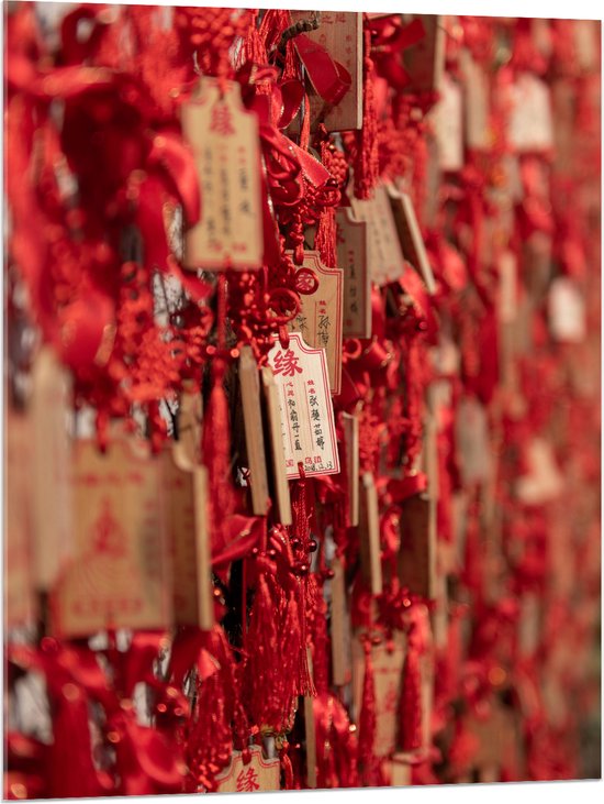Acrylglas - Rode Sleutelhangers met Chinese Tekens aan een Muur - 75x100 cm Foto op Acrylglas (Wanddecoratie op Acrylaat)