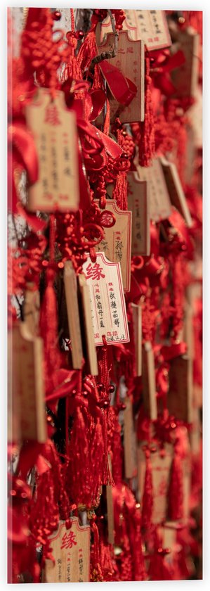 Acrylglas - Rode Sleutelhangers met Chinese Tekens aan een Muur - 20x60 cm Foto op Acrylglas (Wanddecoratie op Acrylaat)